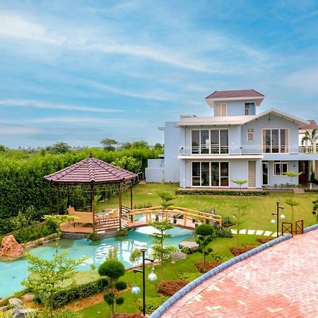Stayvista At Serenity Farms With Pool, Lawn, Bonfire & Bbq Sohna Zewnętrze zdjęcie