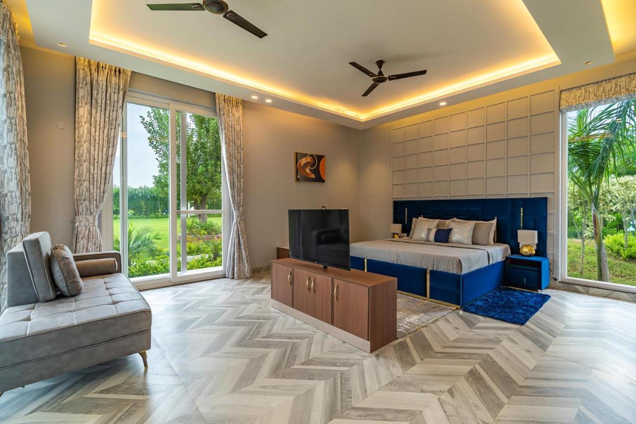 Stayvista At Serenity Farms With Pool, Lawn, Bonfire & Bbq Sohna Zewnętrze zdjęcie