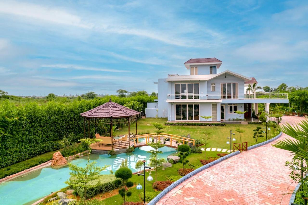 Stayvista At Serenity Farms With Pool, Lawn, Bonfire & Bbq Sohna Zewnętrze zdjęcie