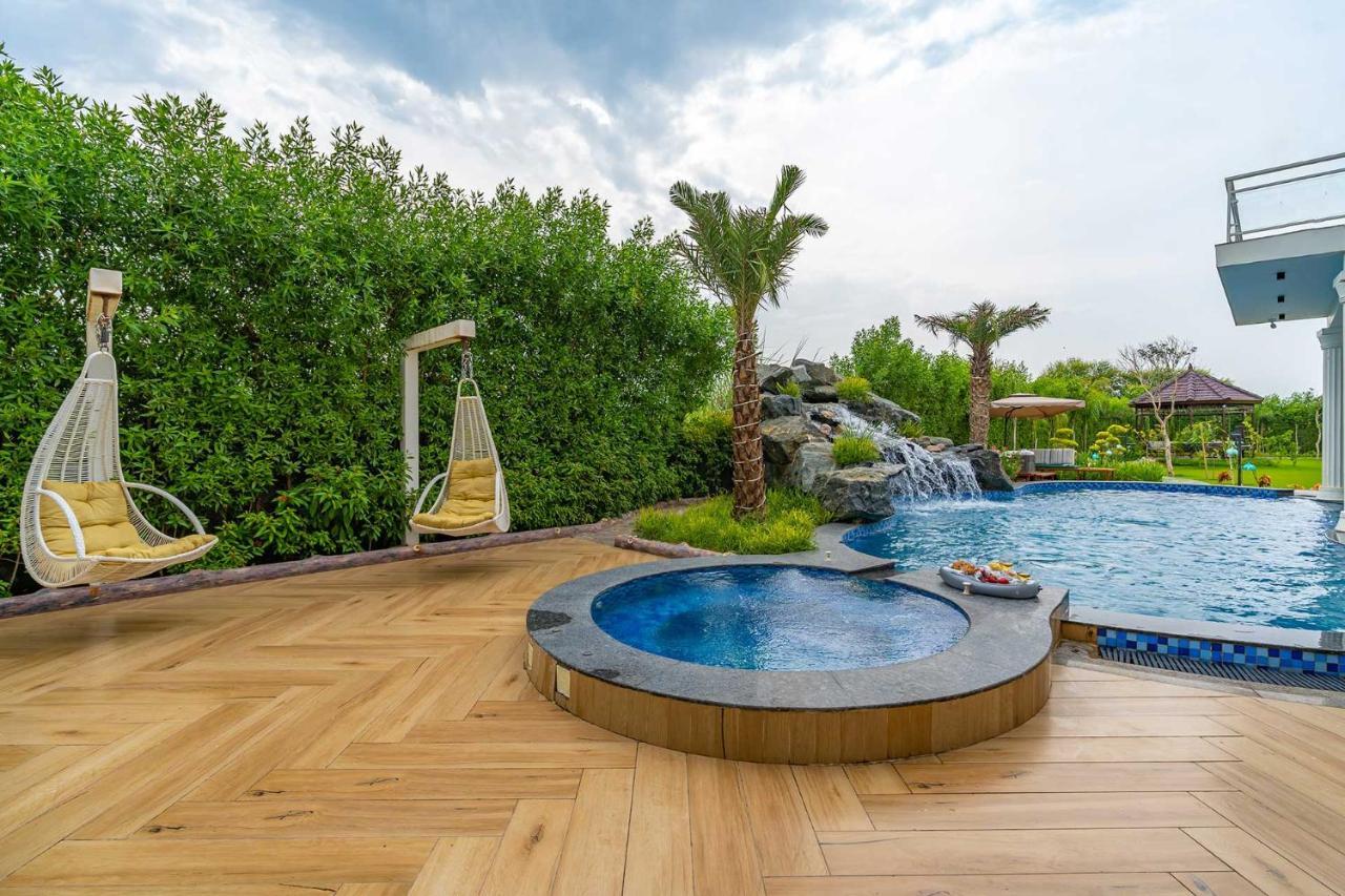 Stayvista At Serenity Farms With Pool, Lawn, Bonfire & Bbq Sohna Zewnętrze zdjęcie