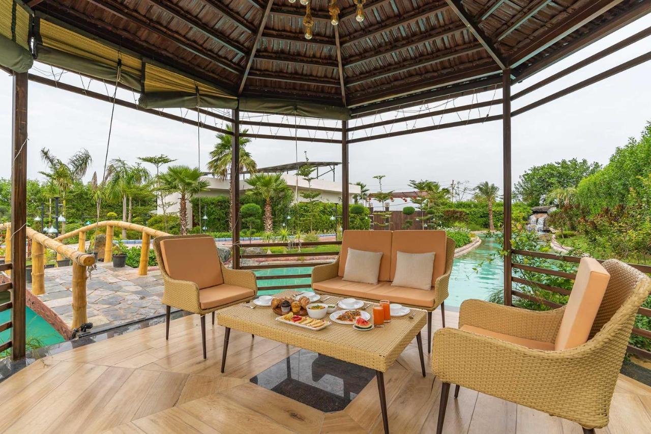 Stayvista At Serenity Farms With Pool, Lawn, Bonfire & Bbq Sohna Zewnętrze zdjęcie