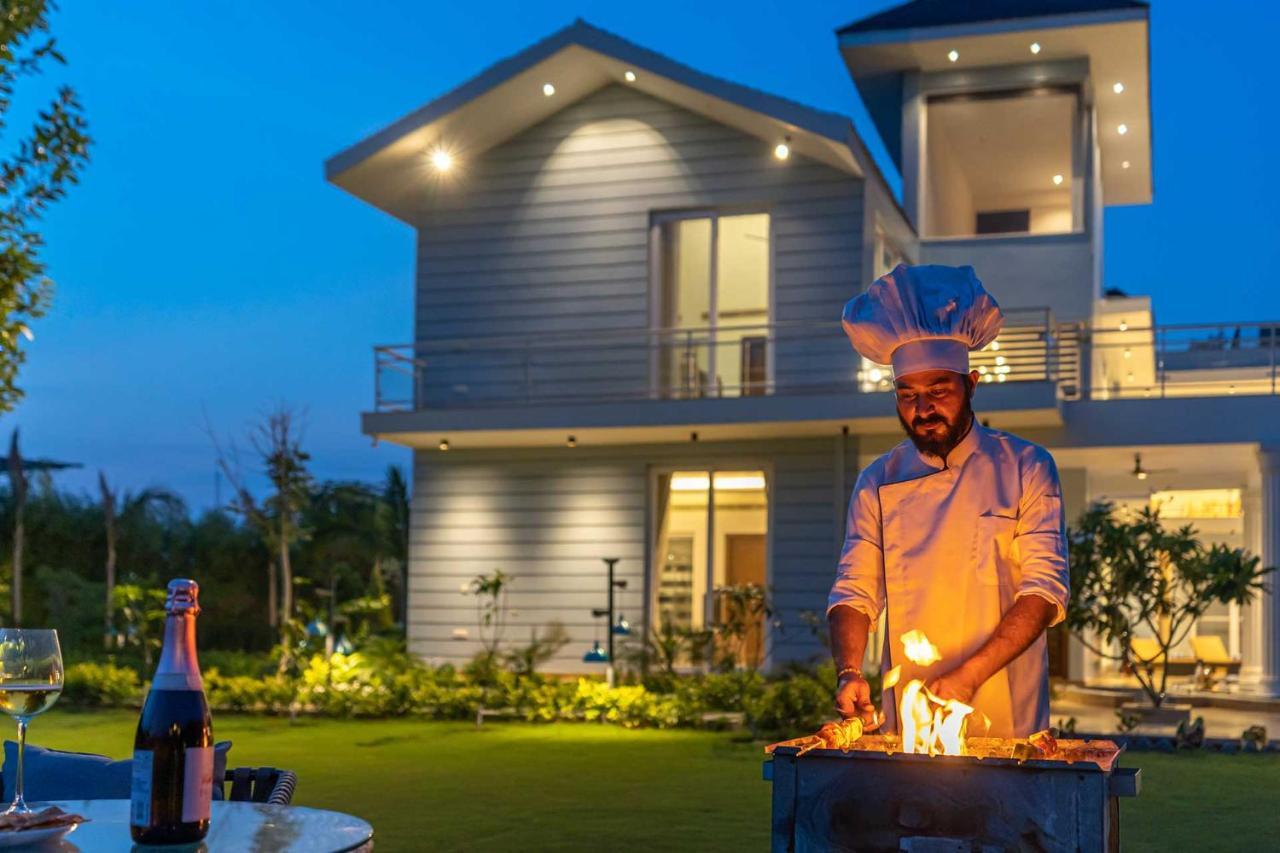 Stayvista At Serenity Farms With Pool, Lawn, Bonfire & Bbq Sohna Zewnętrze zdjęcie