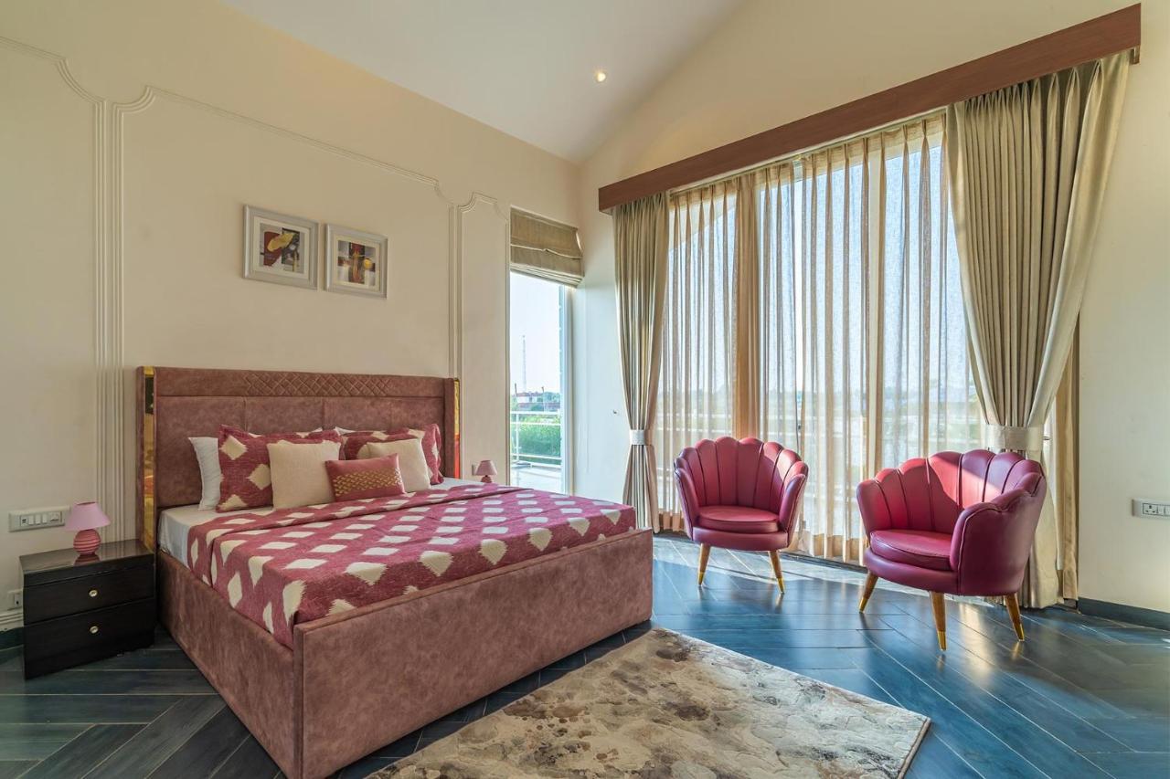 Stayvista At Serenity Farms With Pool, Lawn, Bonfire & Bbq Sohna Zewnętrze zdjęcie