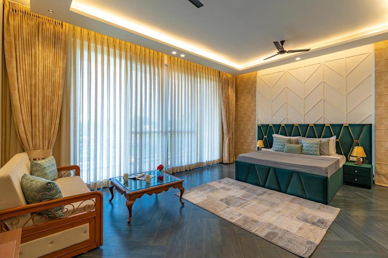 Stayvista At Serenity Farms With Pool, Lawn, Bonfire & Bbq Sohna Zewnętrze zdjęcie