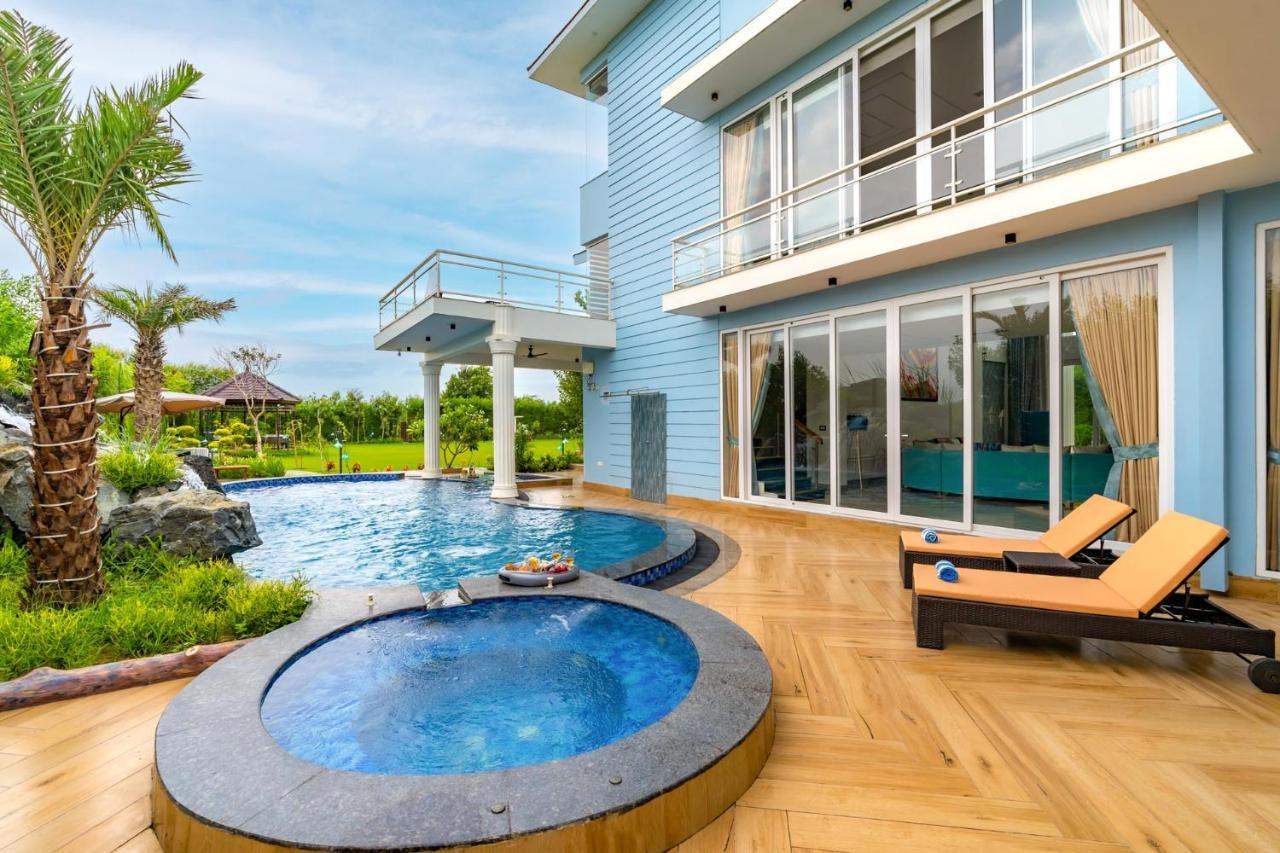 Stayvista At Serenity Farms With Pool, Lawn, Bonfire & Bbq Sohna Zewnętrze zdjęcie