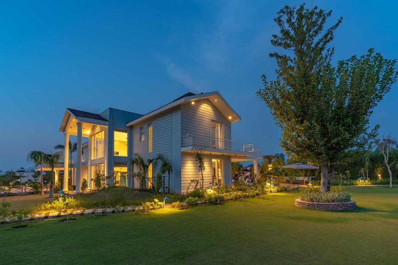 Stayvista At Serenity Farms With Pool, Lawn, Bonfire & Bbq Sohna Zewnętrze zdjęcie