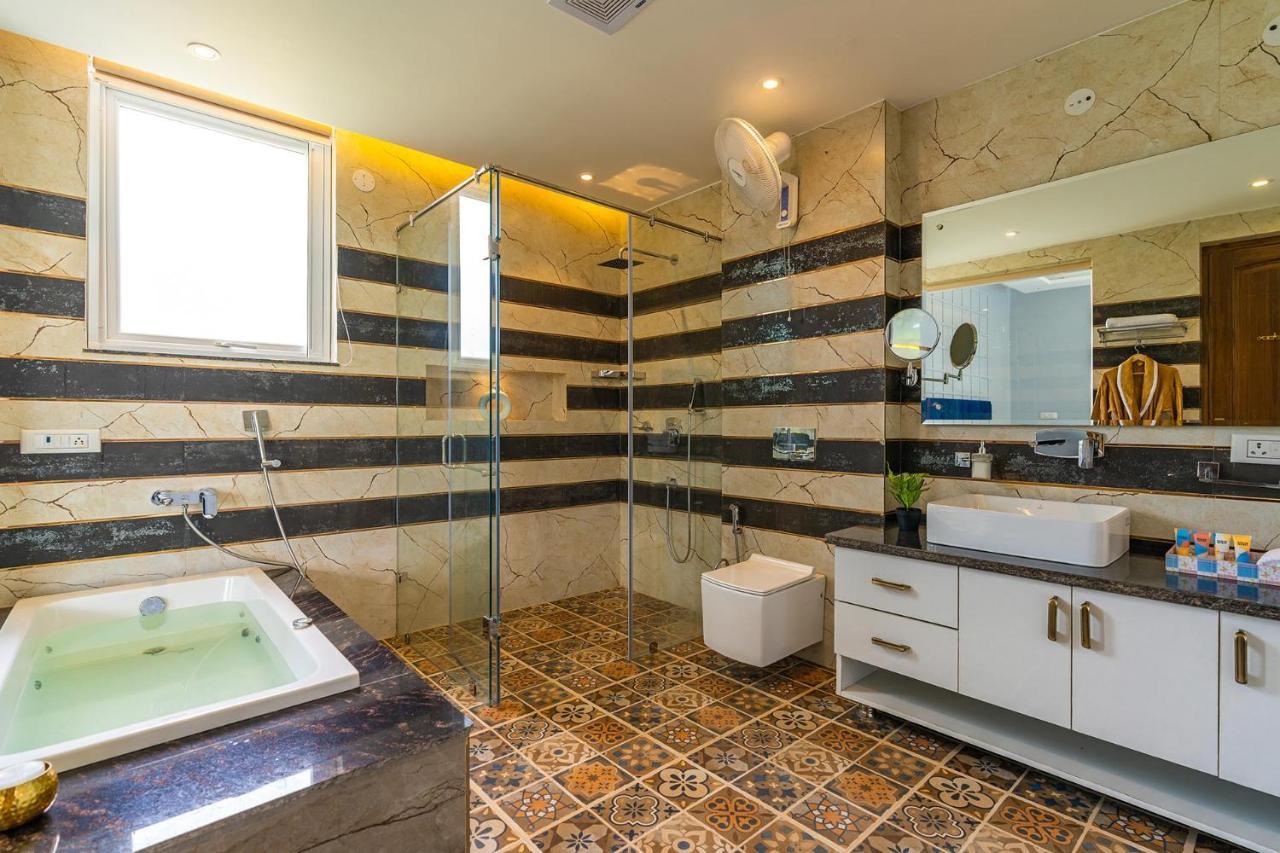 Stayvista At Serenity Farms With Pool, Lawn, Bonfire & Bbq Sohna Zewnętrze zdjęcie