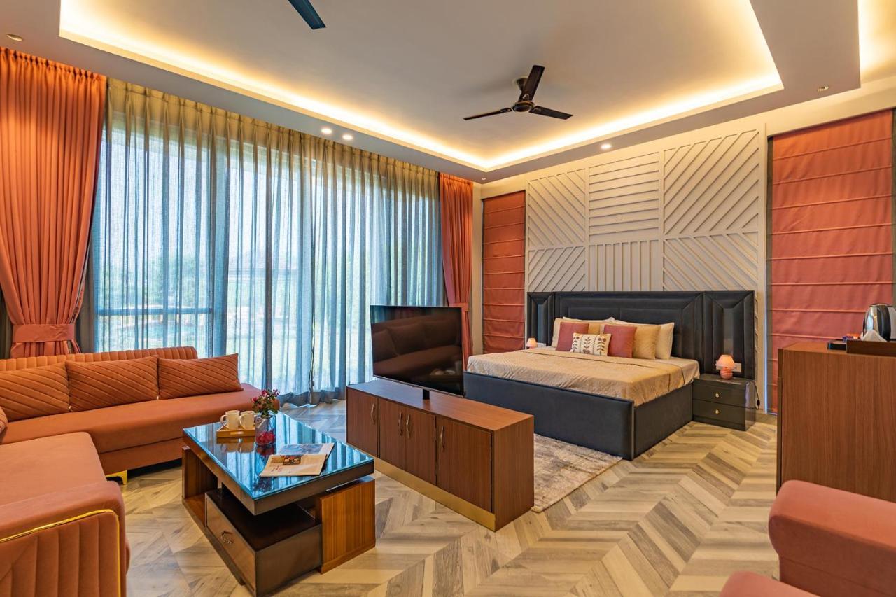Stayvista At Serenity Farms With Pool, Lawn, Bonfire & Bbq Sohna Zewnętrze zdjęcie