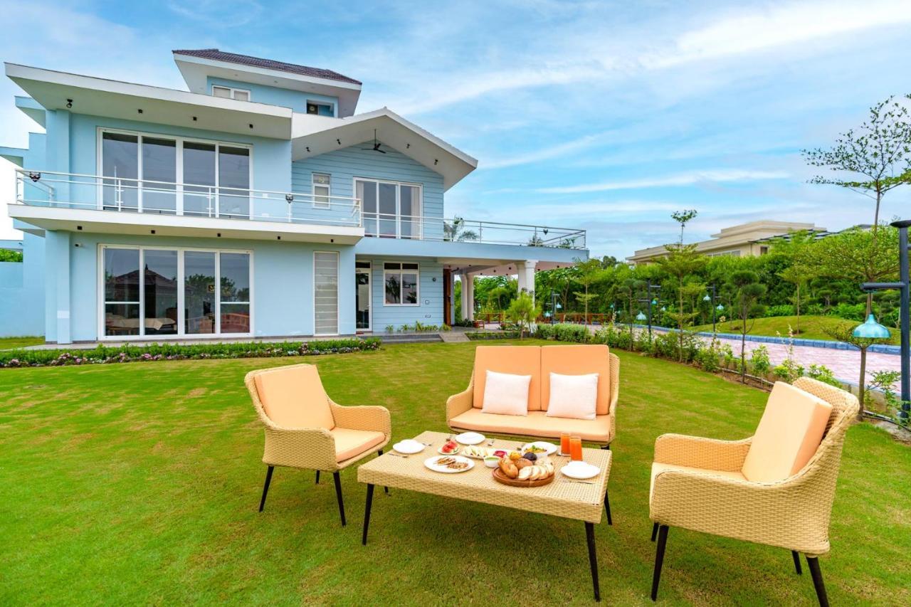 Stayvista At Serenity Farms With Pool, Lawn, Bonfire & Bbq Sohna Zewnętrze zdjęcie